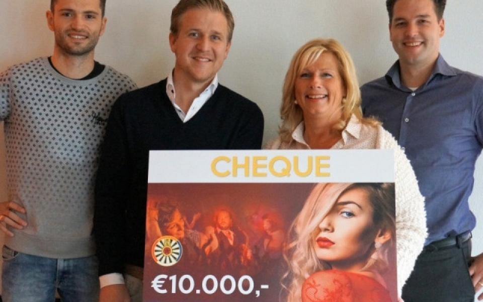 foto cheque ronde tafel Oldenzaal okt 2015 verkleind